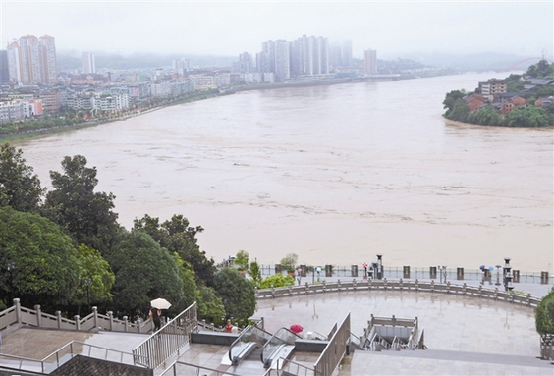 9月14日,渠江上游汹涌而来的洪峰使四川省广安市广安区奎阁片区(右上)